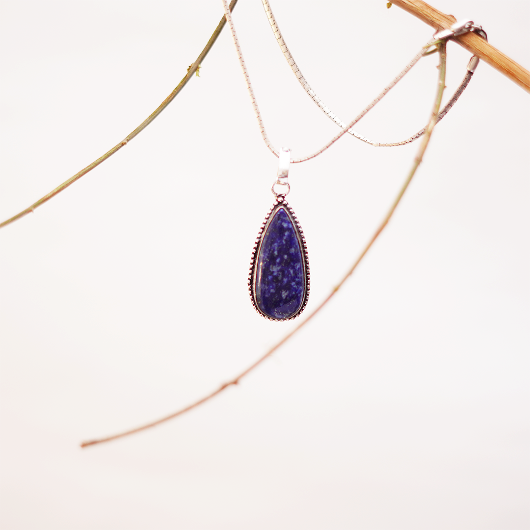 Natural Lapis Lazuli Teardrop Pendant — प्राकृतिक लैपिस लाजुली पेंडेंट